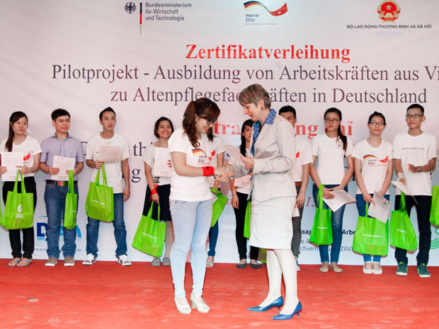 Vergabe des Sprachzertifikats durch die deutsche Botschafterin Frau Jutta Frasch.