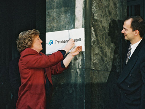 Zum Ende des Jahres 1994 stellt die Treuhandanstalt ihre Arbeit ein. Treuhand-Präsidentin Birgit Breuel bei der Abnahme des Türschilds