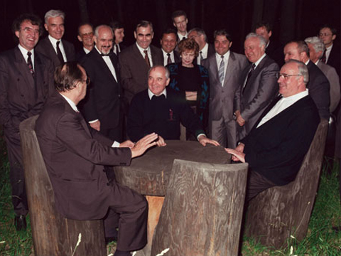 Im Juli 1990 treffen sich Bundeskanzler Kohl und Präsident Gorbatschow zu Gesprächen im Kaukasus. Gorbatschow billigt einem vereinten Deutschland die volle Souveränität und die freie Wahl der Bündniszugehörigkeit zu