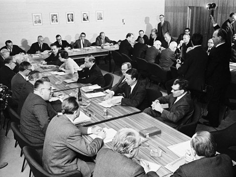 Sitzung der Vertreter des Staates, der Tarifparteien und der Wissenschaft im Bundeswirtschaftsministerium im November 1967