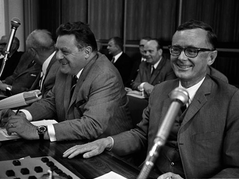 Die Spitznamen werden Finanzminister Strauß und Wirtschaftsminister Schiller aufgrund ihrer harmonischen Zusammenarbeit verliehen. Während einer Pressekonferenz 1968