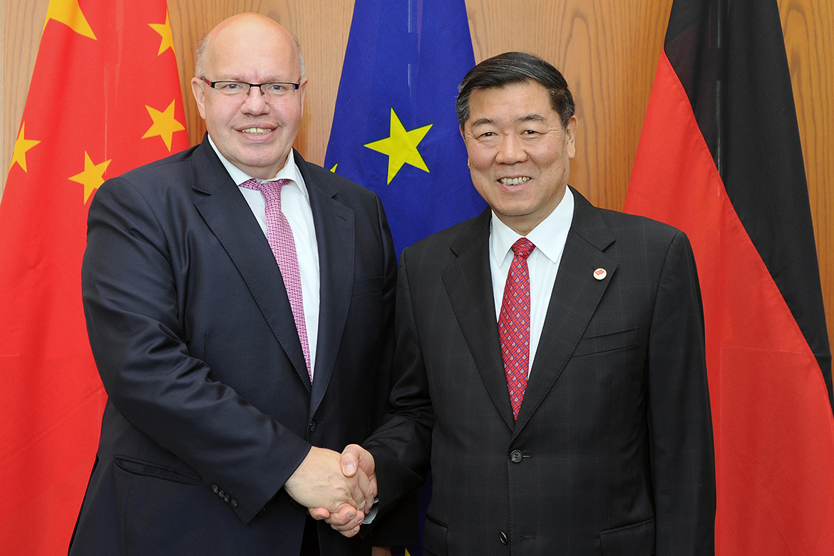 Bundeswirtschaftsminister Peter Altmaier begrüßt He Lifeng, den Vorsitzenden der Nationalen Reform- und Entwicklungskommission Chinas.