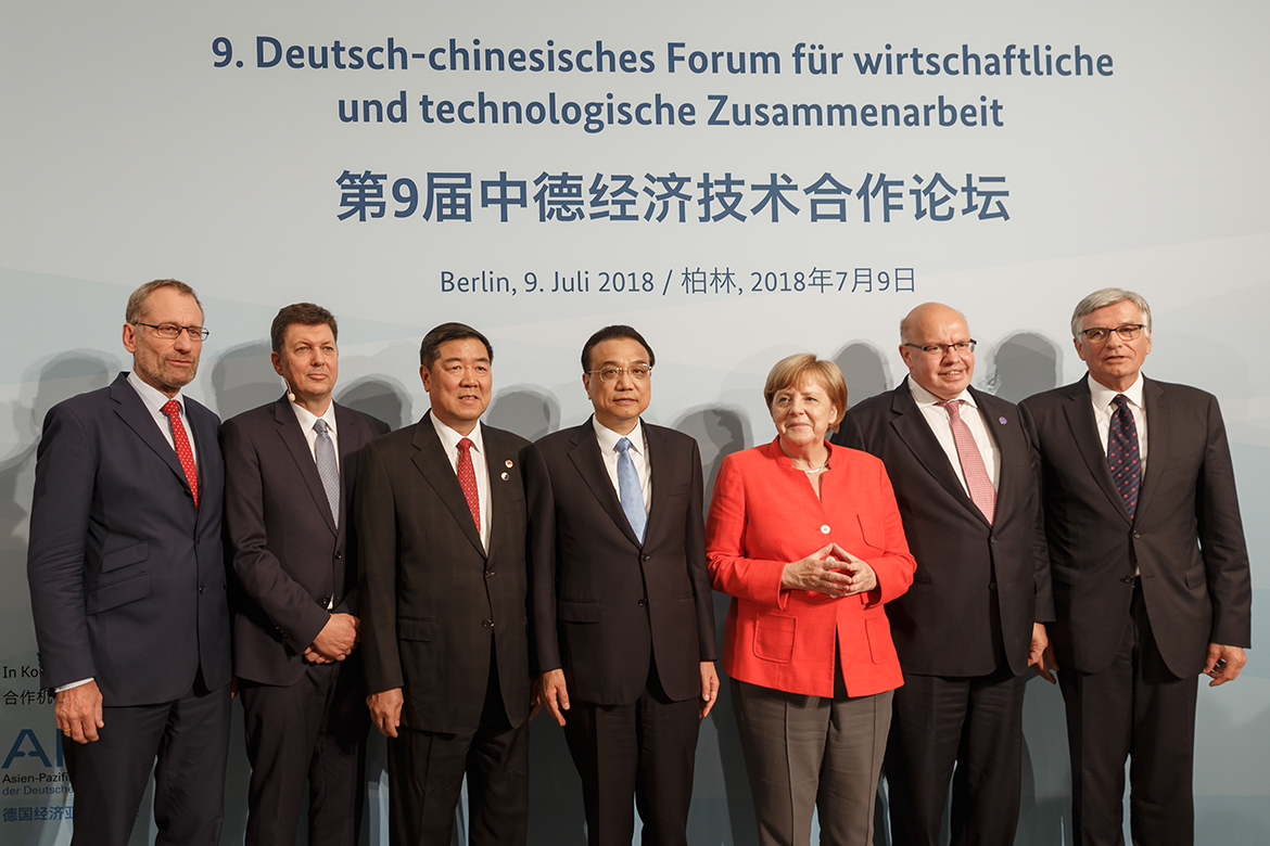 Im Beisein von Bundeskanzlerin Angela Merkel, Bundeswirtschaftsminister Peter Altmaier und dem chinesischen Ministerpräsidenten Li Keqiang vereinbarten beide Delegationen eine Vertiefung der witschaftlichen Zusammenarbeit.