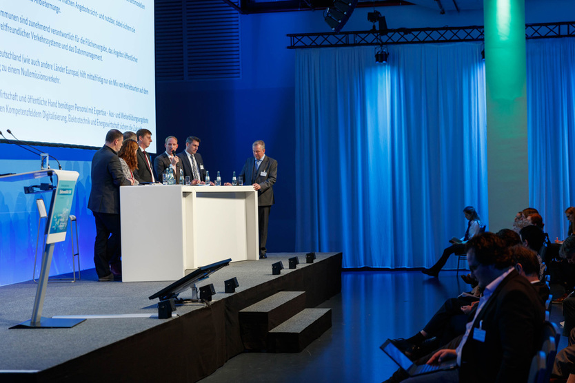 Mit Vorträgen, Podiumsdiskussionen und international besetzten Fachforen diskutierten die rund 600 Teilnehmerinnen und Teilnehmer auf der vom BMWi organisierten Konferenz über die Weiterentwicklung der Elektromobilität.