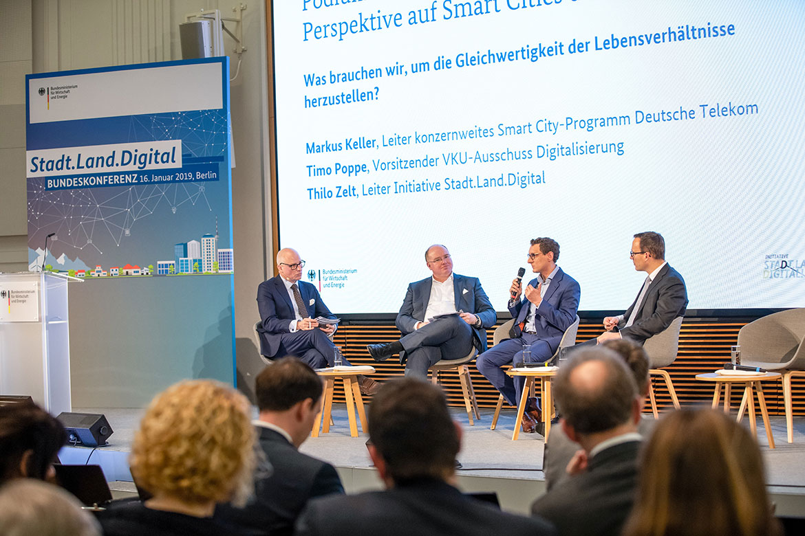 Im Rahmen der Podiumsdiskussion tauschten sich Experten zu wirtschaftspolitischen Perspektiven von Smart Cities und Smart Regions aus.