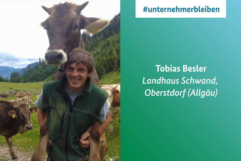 Frühlingsangebot vom Allgäuer Bergbauernhof und mehr Käse im Online-Verkauf – Tobias Besler melkt weiter seine Kühe, und die Kunden danken es ihm.