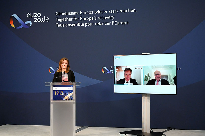 Nach seiner Eröffnungsrede zum zweiten Tag des 14. Digital-Gipfels am 1. Dezember 2020 sprach Bundeswirtschaftsminister Peter Altmaier mit Bitkom-Präsident Achim Berg.