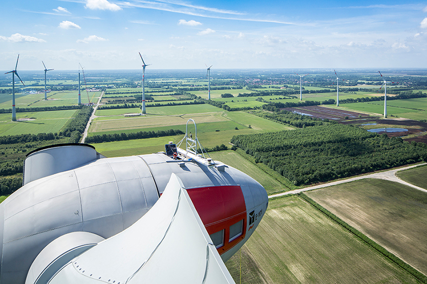 Blick über einen im Bau befindlichen Windpark symbolisiert Energiewende.