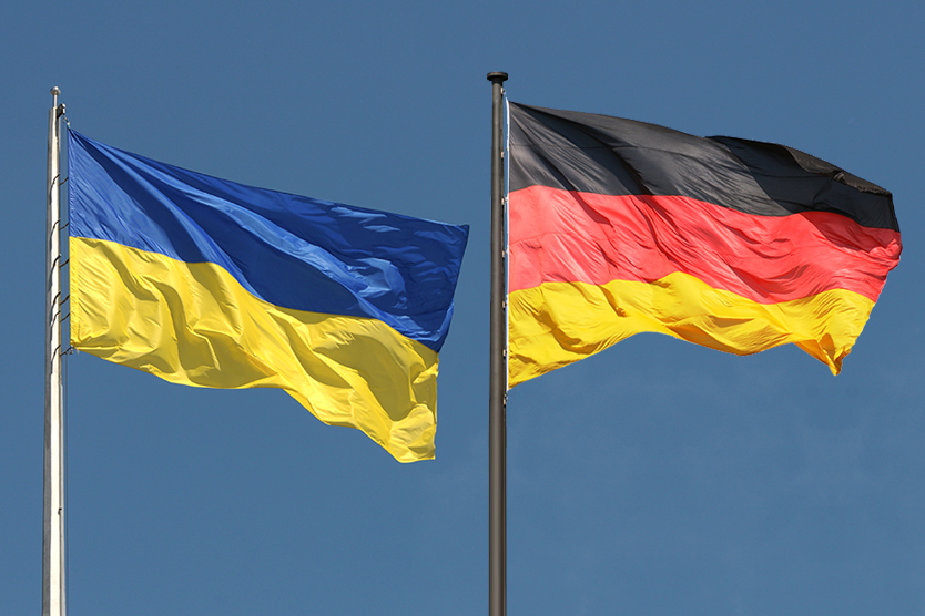 Flaggen Ukraine und Deutschland zur Deutsch-Ukrainischen Industrie- und Handelskammer in Kiew.