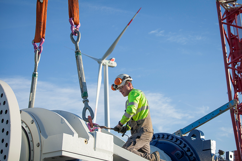 Arbeiter am Windrad - Symbolbild zum Thema Beschäftigungswirkungen im Energiesektor