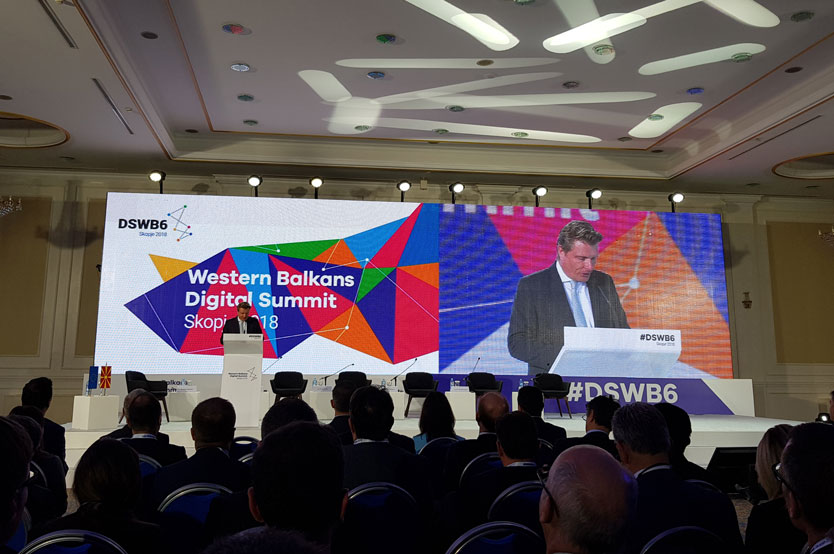 Der Parlamentarische Staatssekretär Thomas Bareiß bei der Eröffnung des ersten Digitalgipfel für den Westbalkan in Skopje am 18. April 2018.
