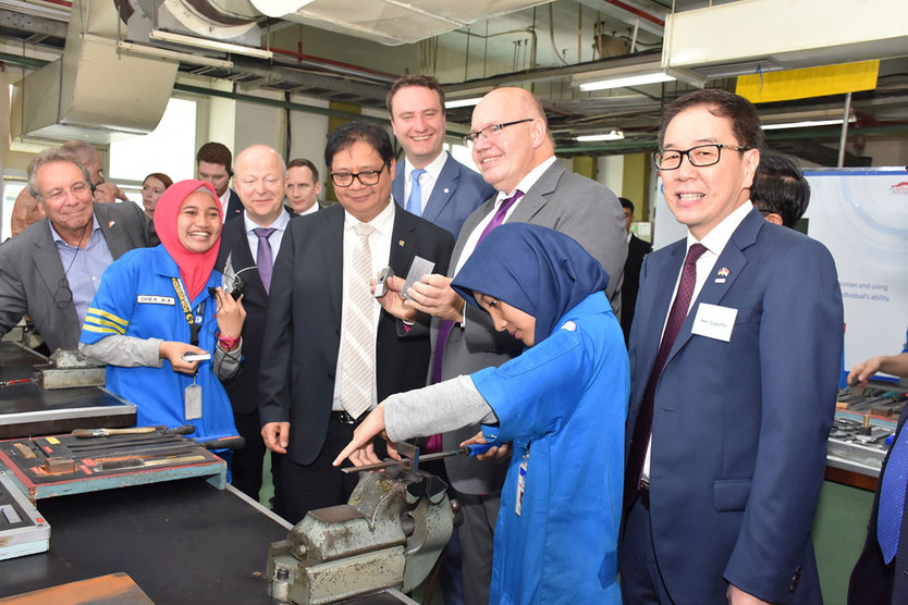 Bundesminister Altmaier beim Besuch einer indonesischen Berufsschule