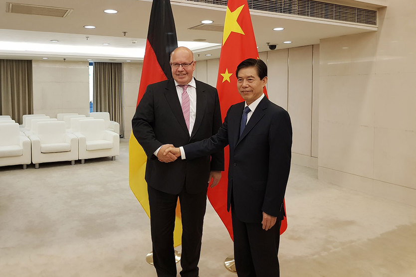 Bundesminister Peter Altmaier (links) mit dem chinesischen Minister für Handel, Zhong Shan (rechts)