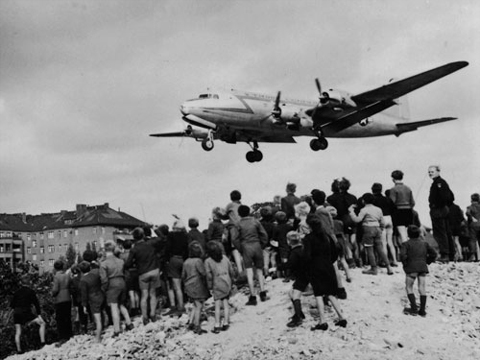 The British and Americans organise what has hitherto been the largest airlifts using their "raisin bombers" to secure the supply of goods to the people of western Berlin.; Quelle: Landesarchiv Berlin 1948/49