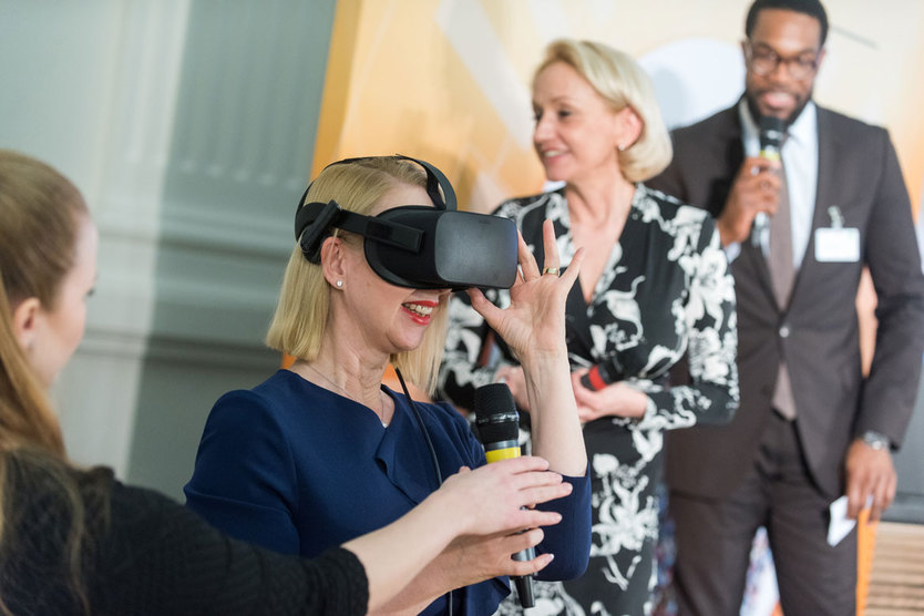 During the pitch by the start-up GreenTec Capital GmbH, Lionesses of Africa founder Melanie Hawken tried out a virtual reality headset.