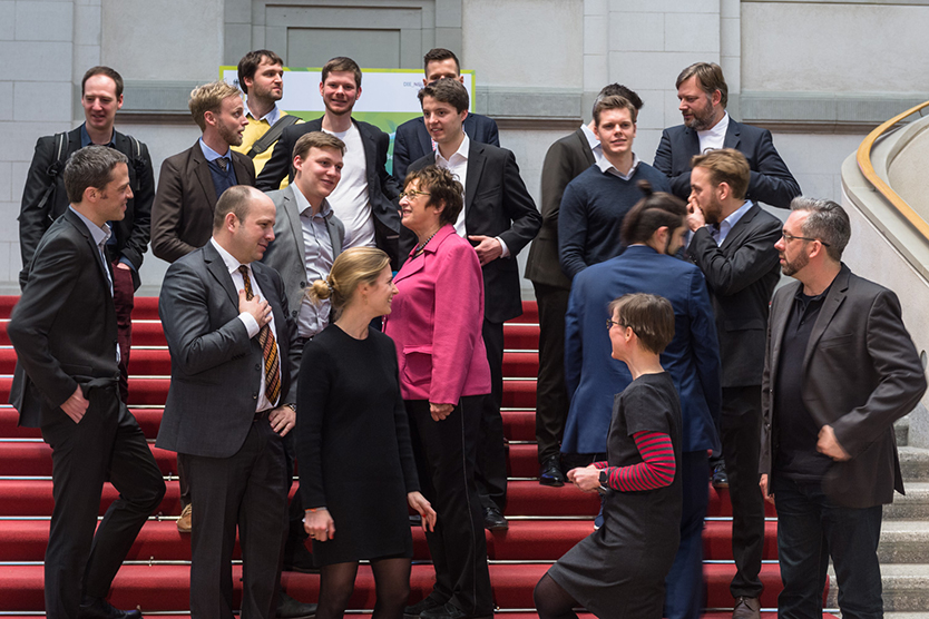 Bundesministerin Brigitte Zypries mit Teilnehmern und Teilnehmerinnen der StartUp Night! Luft- und Raumfahrt; Quelle: BMWi/Maurice Weiss