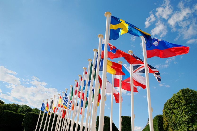 Des drapeaux symbolisant le Conseil des ministres du Commerce de l'UE