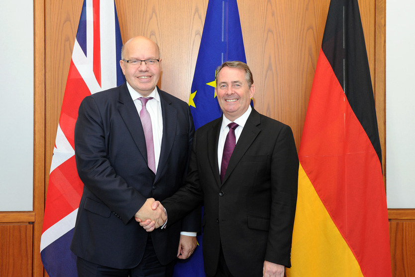 Peter Altmaier, ministre fédéral de l'Économie et de l'Énergie, et  Liam Fox, ministre britannique du Commerce international
