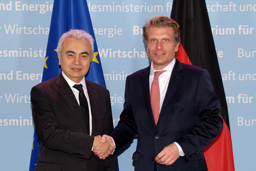 Thomas Bareiß, secrétaire d'État parlementaire (à droite), et M. Birol, directeur exécutif de l'Agence internationale de l'énergie (AIE) (à gauche).