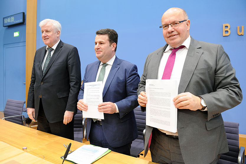 Peter Altmaier, ministre fédéral de l'Économie et de l'Énergie (à droite), Hubertus Heil, ministre fédéral du Travail (au milieu), Horst Seehofer, fédéral ministre de l'intérieur (à gauche)