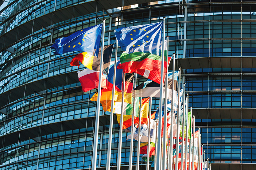 Drapeaux de l'UE devant le Parlement européen - le marché intérieur de l'UE