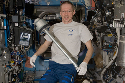 ESA-Astronaut Frank De Winne beim Prozessieren von Proben im Material Science Lab (MSL) auf der ISS