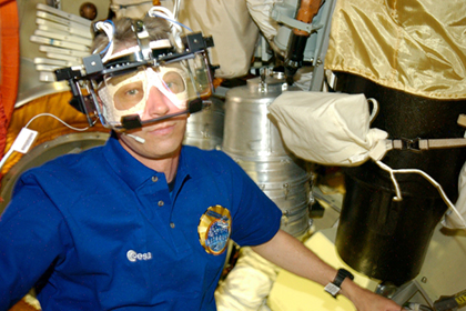 ESA-Astronaut Thomas Reiter mit dem 3D-Eye Tracking Device zur Forschung am Gleichgewichtssystem auf der ISS