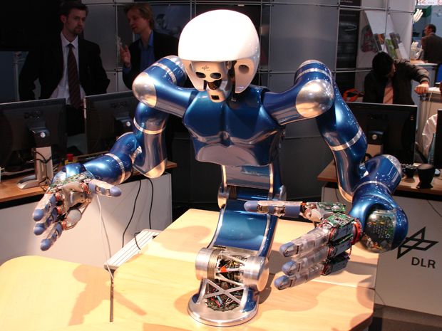 Der zweiarmige Roboter-Torso "JUSTIN" des DLR-Instituts für Robotik und Mechatronik setzt neue Maßstäbe in der humanoiden Robotik